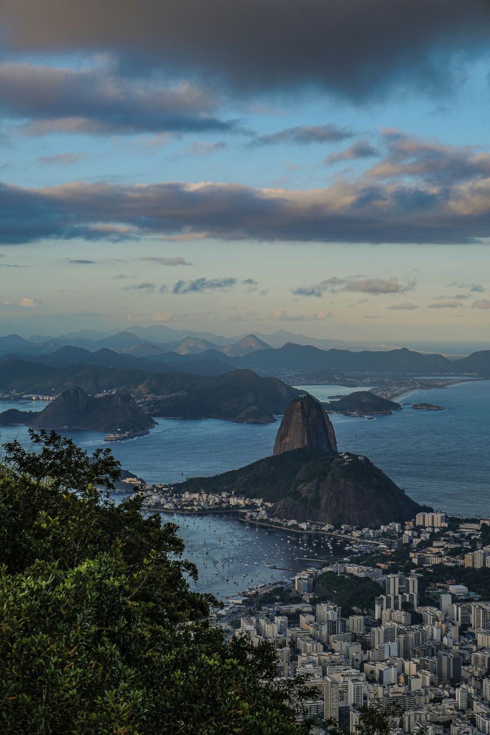Enseada de Botafogo e o Pão de Açúcar, na hora azul